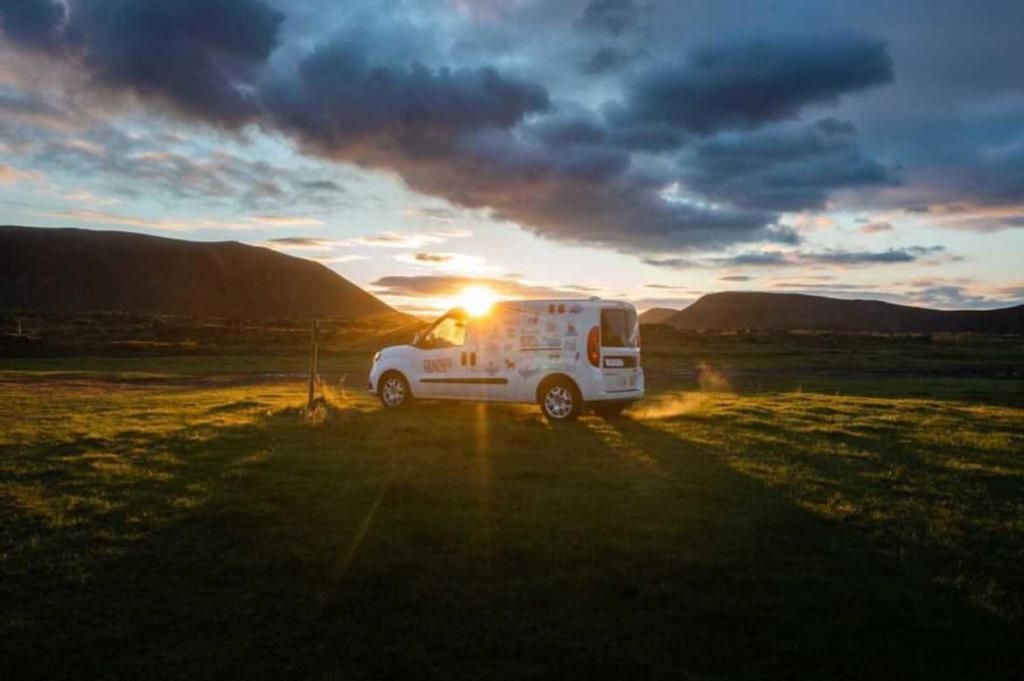 Rent Campervans Keflavík Extérieur photo
